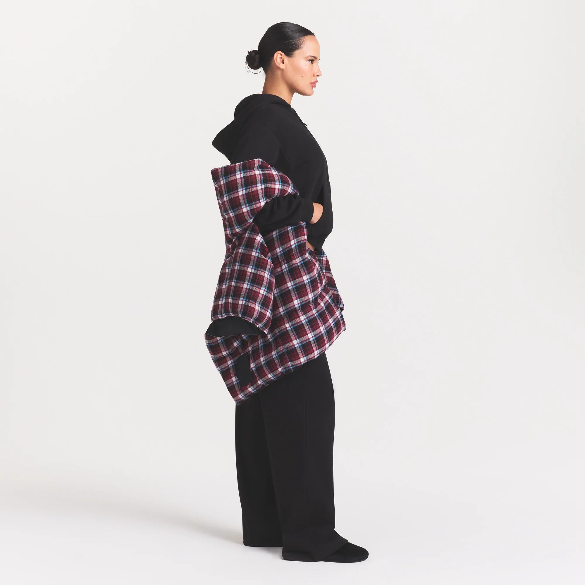 SKIMS PUFFERS CAPE | ONYX
