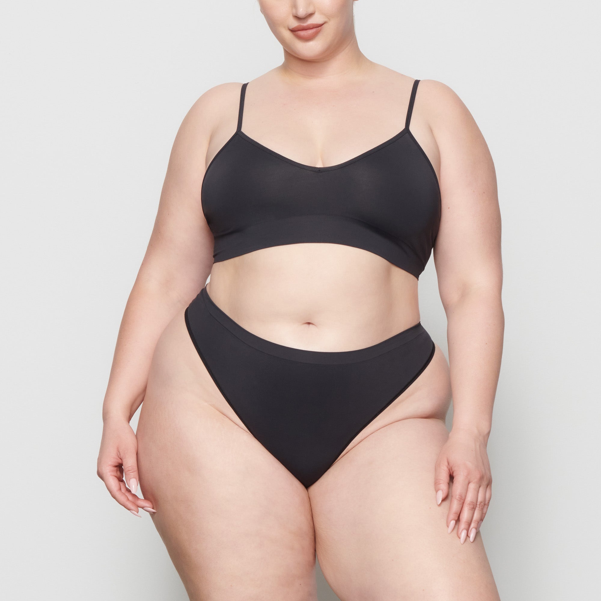 SOFT SMOOTHING SEAMLESS THONG | ONYX