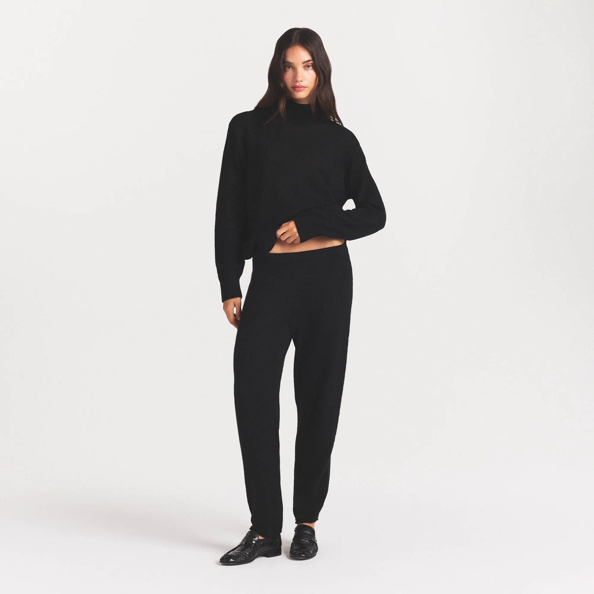AIRY CASHMERE TURTLENECK | ONYX